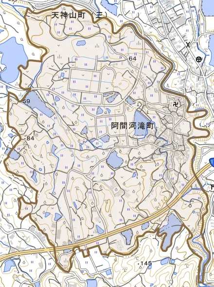 阿間河滝町とその周辺の地図。町の範囲を重ねている