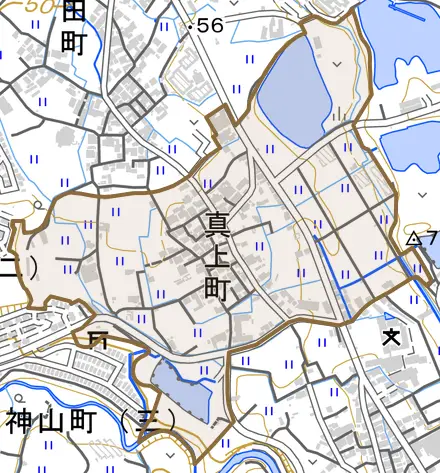 真上町とその周辺の地図。町の範囲を重ねている