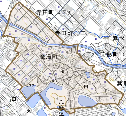 摩湯町とその周辺の地図。町の範囲を重ねている