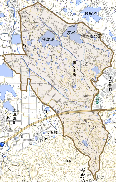 三ケ山町とその周辺の地図。町の範囲を重ねている