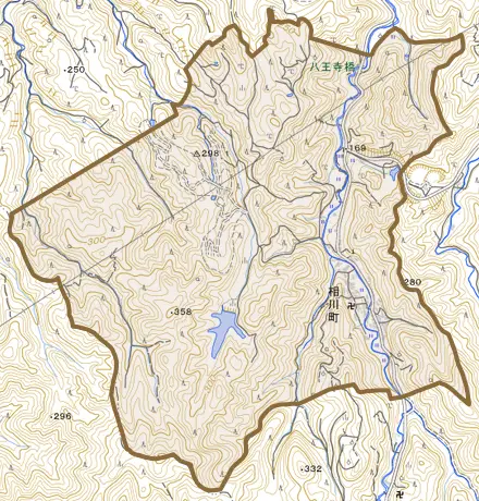 相川町とその周辺の地図。町の範囲を重ねている