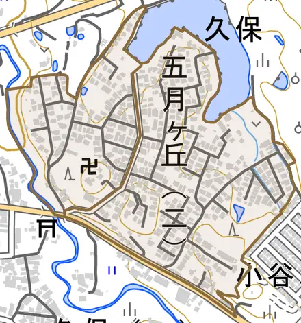 五月ヶ丘とその周辺の地図。町の範囲を重ねている