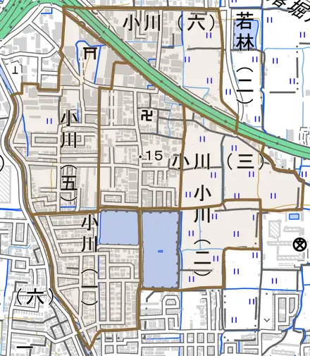 小川とその周辺の地図。町の範囲を重ねている