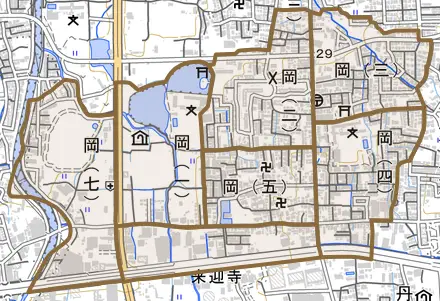 岡とその周辺の地図。町の範囲を重ねている
