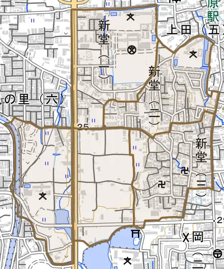 新堂とその周辺の地図。町の範囲を重ねている