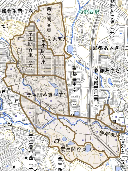 粟生間谷東とその周辺の地図。町の範囲を重ねている