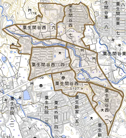 粟生間谷西とその周辺の地図。町の範囲を重ねている