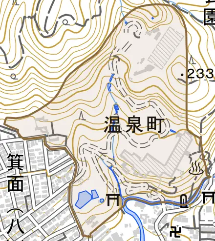温泉町とその周辺の地図。町の範囲を重ねている