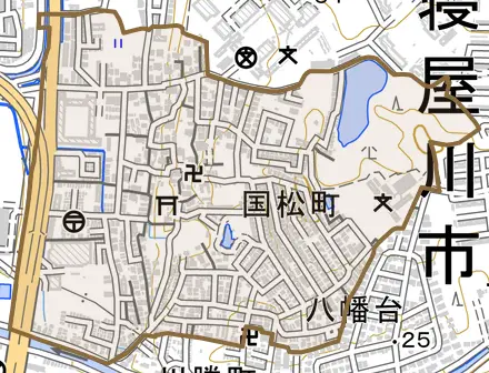 国松町とその周辺の地図。町の範囲を重ねている