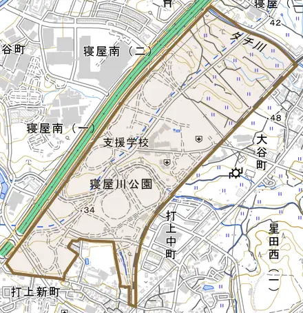 寝屋川公園とその周辺の地図。町の範囲を重ねている