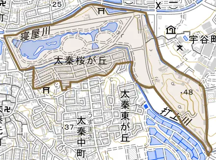 太秦桜が丘とその周辺の地図。町の範囲を重ねている