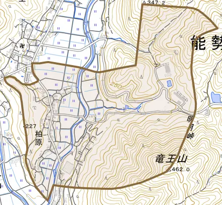 柏原とその周辺の地図。町の範囲を重ねている
