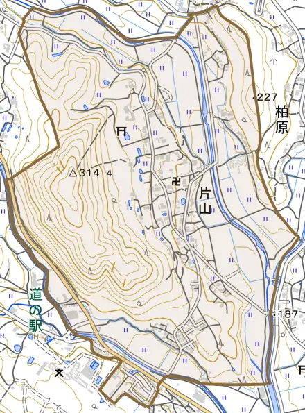 片山とその周辺の地図。町の範囲を重ねている