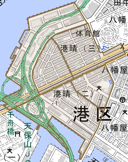 港晴とその周辺の地図。町の範囲を重ねている