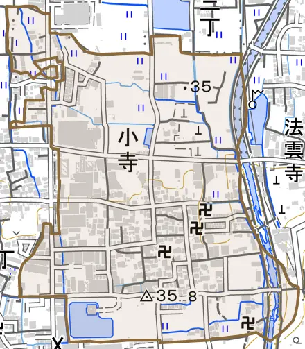 小寺とその周辺の地図。町の範囲を重ねている