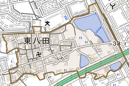 東八田とその周辺の地図。町の範囲を重ねている