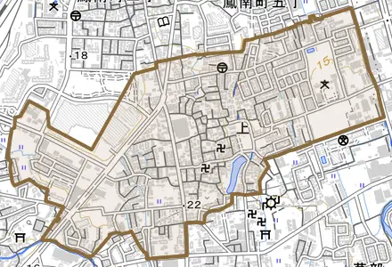 上とその周辺の地図。町の範囲を重ねている
