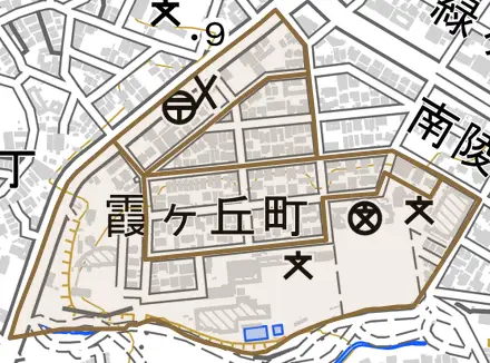 霞ヶ丘町とその周辺の地図。町の範囲を重ねている