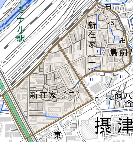 新在家とその周辺の地図。町の範囲を重ねている