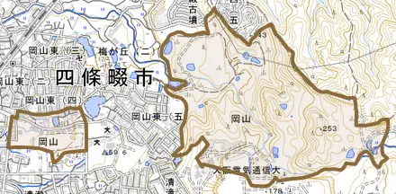 大字岡山とその周辺の地図。町の範囲を重ねている