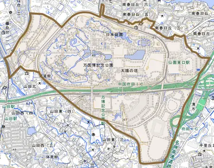千里万博公園とその周辺の地図。町の範囲を重ねている