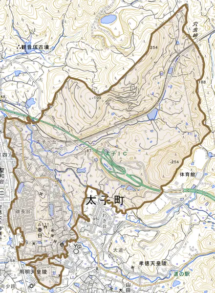 大字春日とその周辺の地図。町の範囲を重ねている