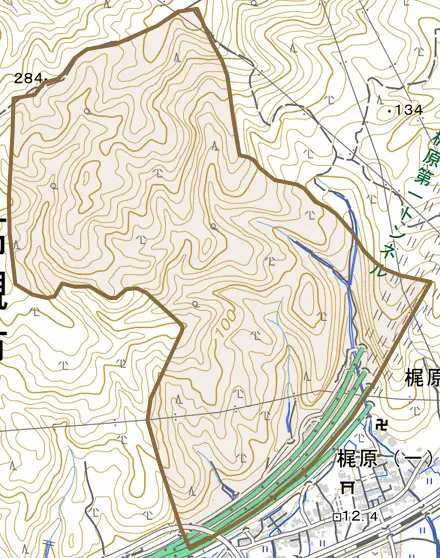 大字梶原とその周辺の地図。町の範囲を重ねている