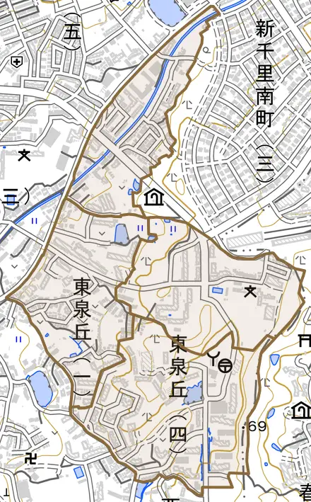 東泉丘とその周辺の地図。町の範囲を重ねている