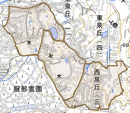 西泉丘とその周辺の地図。町の範囲を重ねている