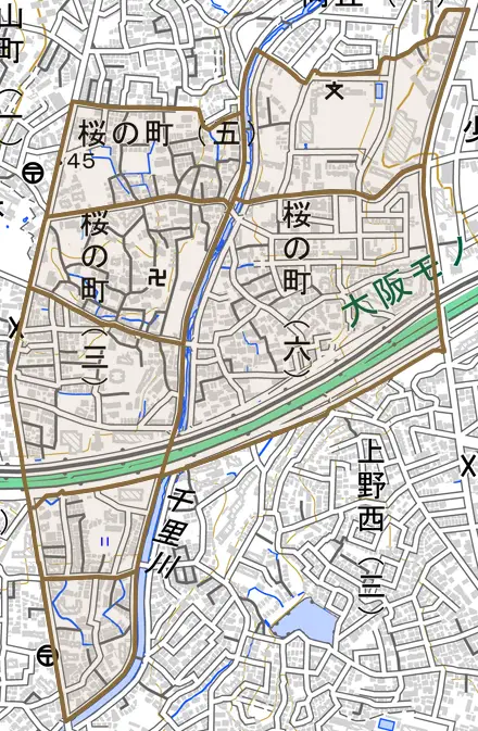 桜の町とその周辺の地図。町の範囲を重ねている