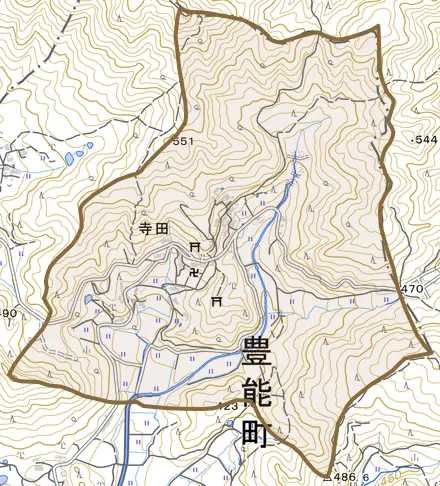 寺田とその周辺の地図。町の範囲を重ねている