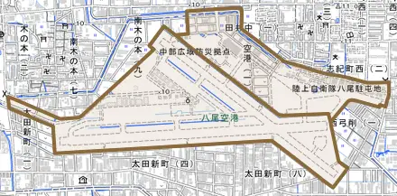 空港とその周辺の地図。町の範囲を重ねている