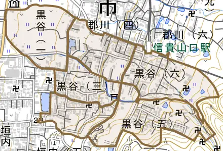 黒谷とその周辺の地図。町の範囲を重ねている