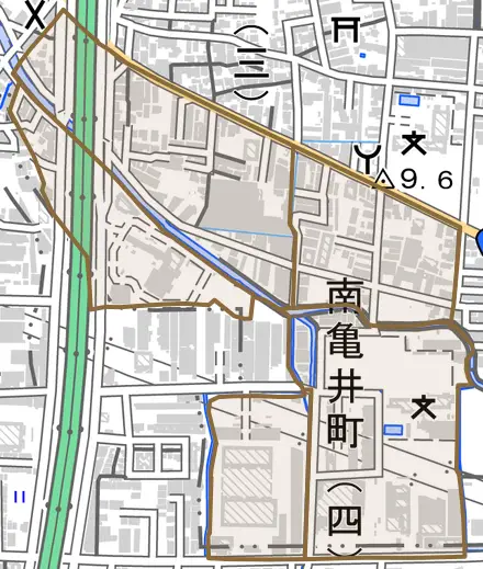 南亀井町とその周辺の地図。町の範囲を重ねている