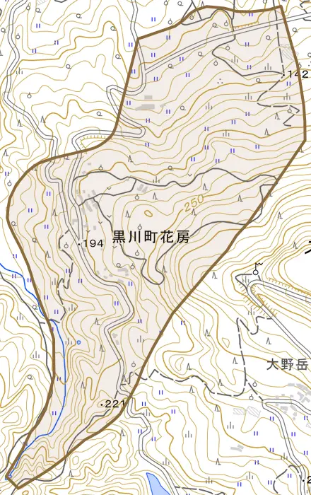 黒川町花房とその周辺の地図。町の範囲を重ねている