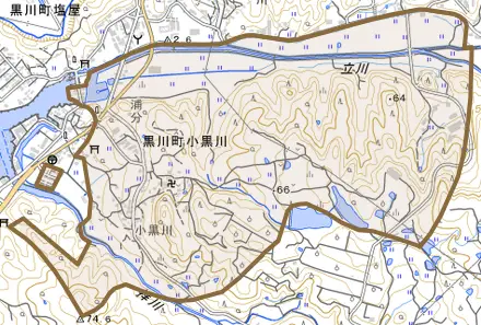 黒川町小黒川とその周辺の地図。町の範囲を重ねている