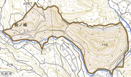 熊ノ峰とその周辺の地図。町の範囲を重ねている