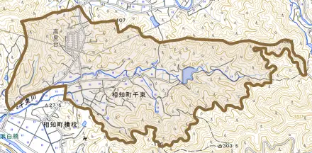 相知町千束とその周辺の地図。町の範囲を重ねている
