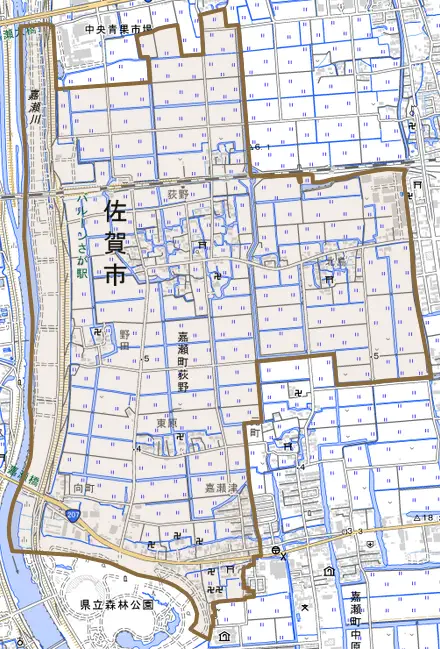 嘉瀬町大字荻野とその周辺の地図。町の範囲を重ねている