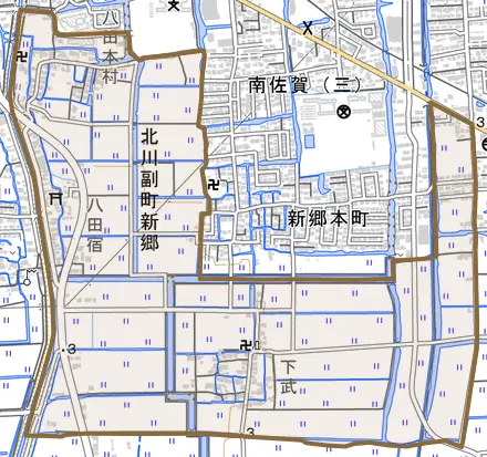 北川副町大字新郷とその周辺の地図。町の範囲を重ねている