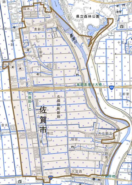 久保田町大字新田とその周辺の地図。町の範囲を重ねている