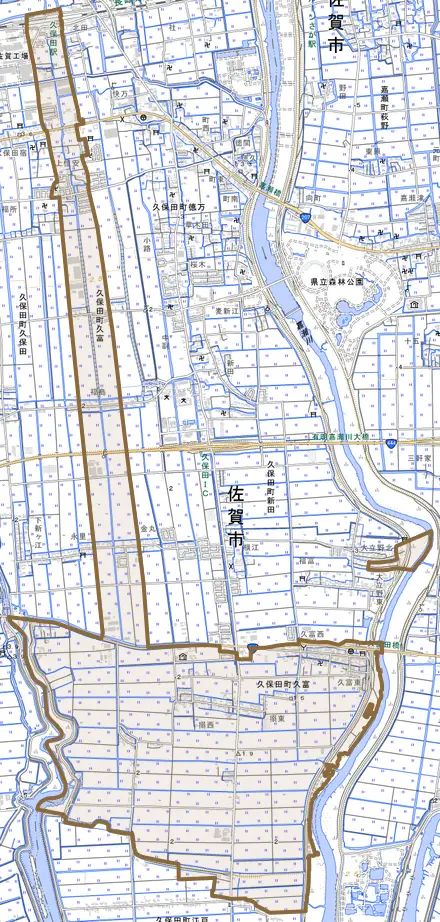 久保田町大字久富とその周辺の地図。町の範囲を重ねている