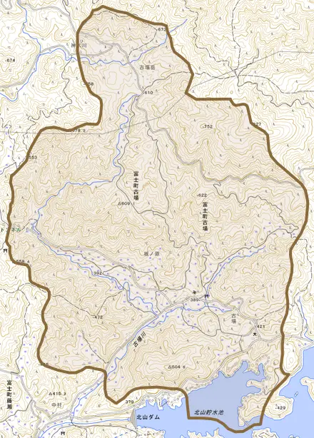 富士町大字古場とその周辺の地図。町の範囲を重ねている
