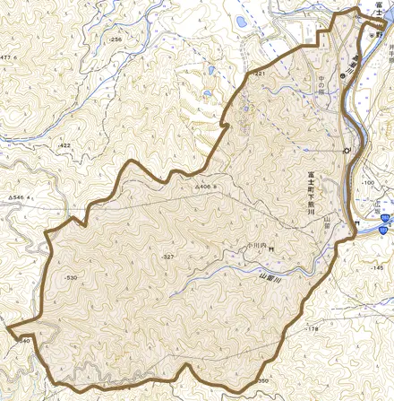 富士町大字下熊川とその周辺の地図。町の範囲を重ねている