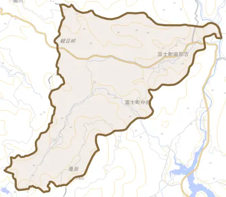 富士町大字麻那古とその周辺の地図。町の範囲を重ねている