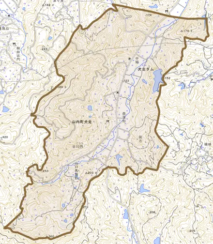 山内町大字犬走とその周辺の地図。町の範囲を重ねている