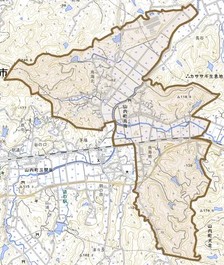 山内町大字鳥海とその周辺の地図。町の範囲を重ねている