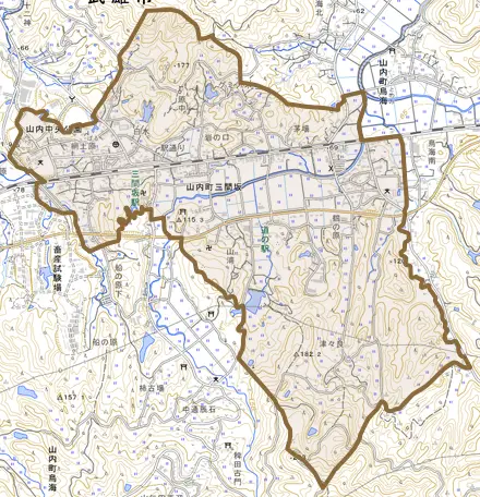 山内町大字三間坂とその周辺の地図。町の範囲を重ねている