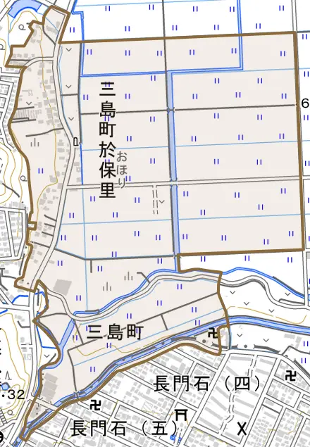 三島町於保里とその周辺の地図。町の範囲を重ねている