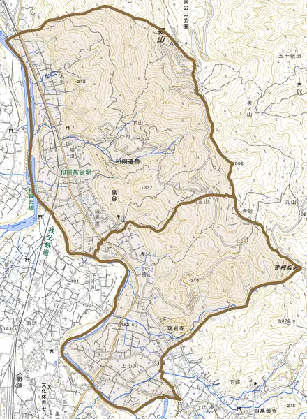 黒谷とその周辺の地図。町の範囲を重ねている